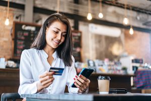 Pay for goods by credit card through a smartphone in a coffee sh pay online